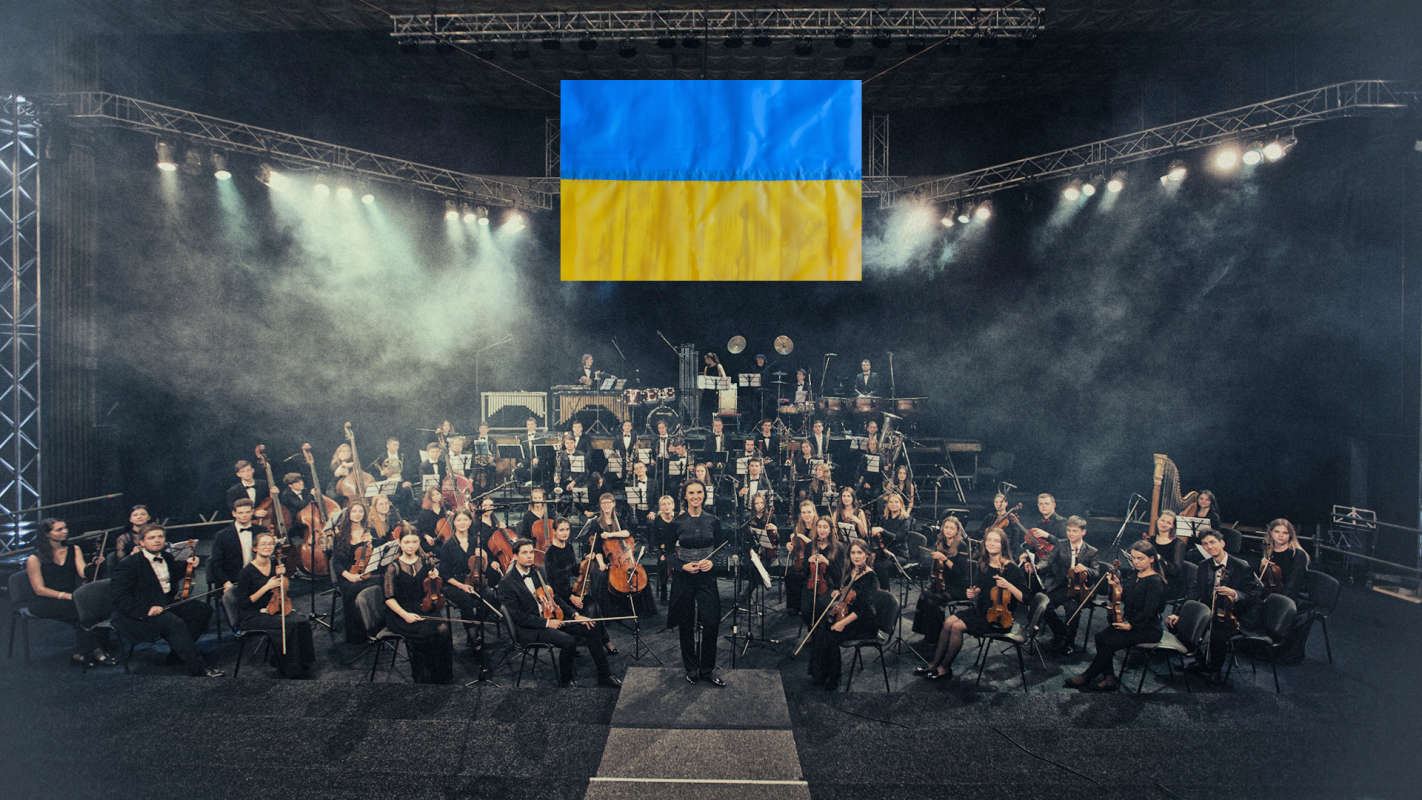 Mitglieder des Jugendsinfonieorchesters der Ukraine unter der Flagge ihres Landes